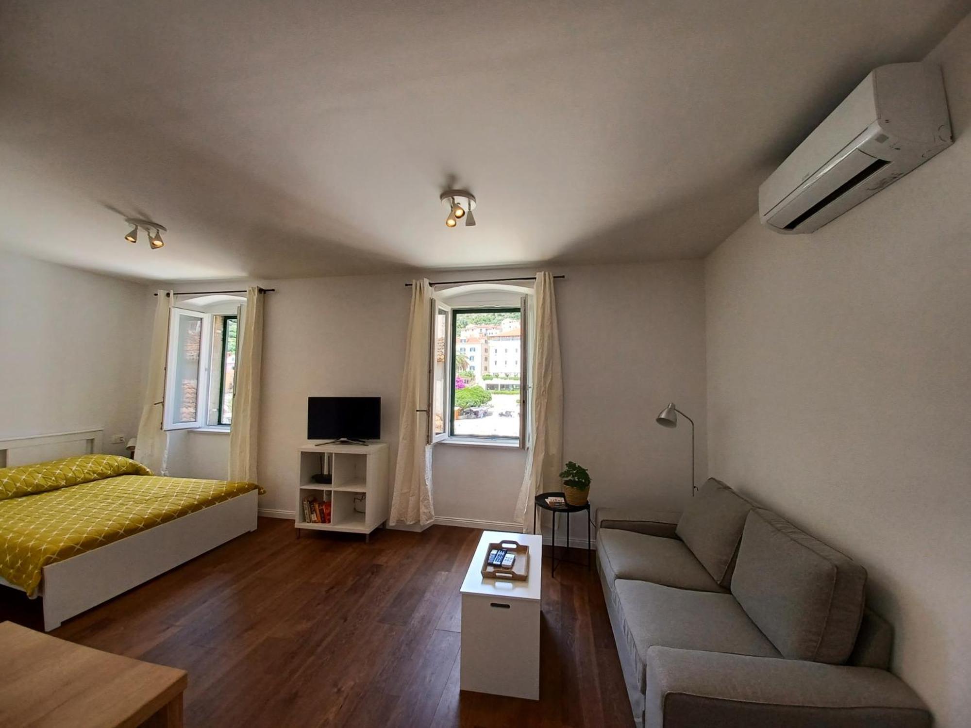 Apartment Lilly With Amazing City View Хвар Екстериор снимка