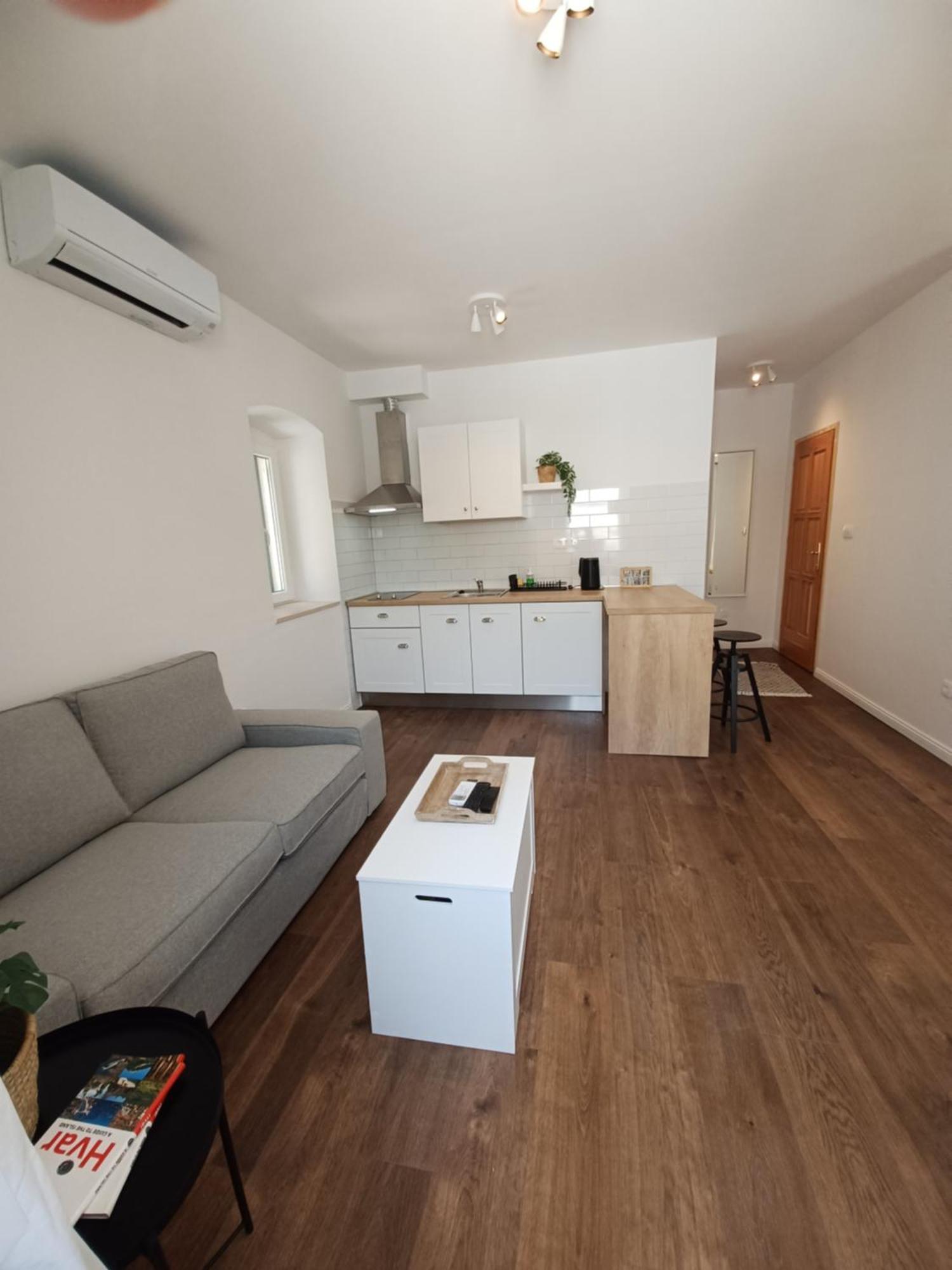 Apartment Lilly With Amazing City View Хвар Екстериор снимка