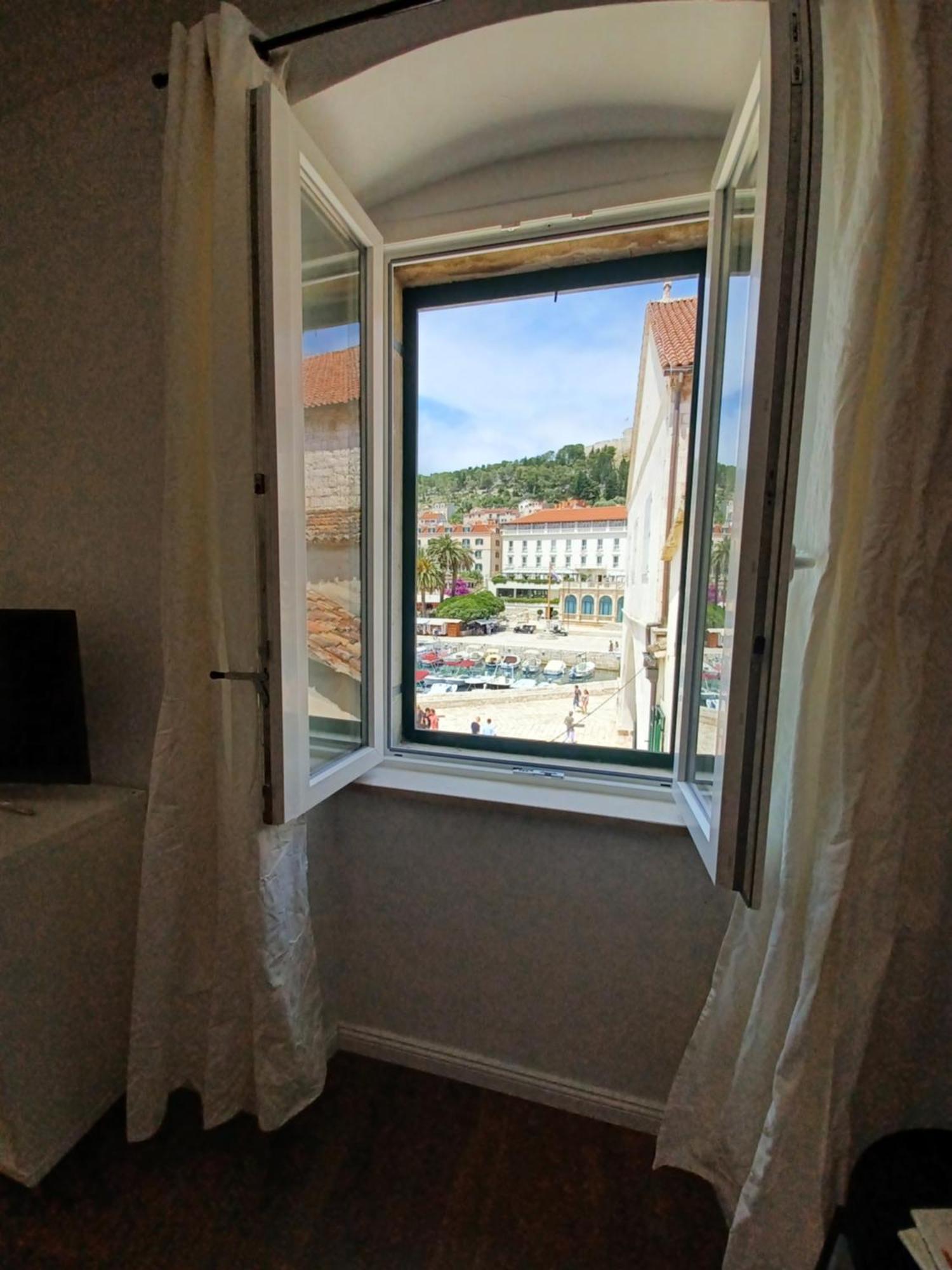 Apartment Lilly With Amazing City View Хвар Екстериор снимка