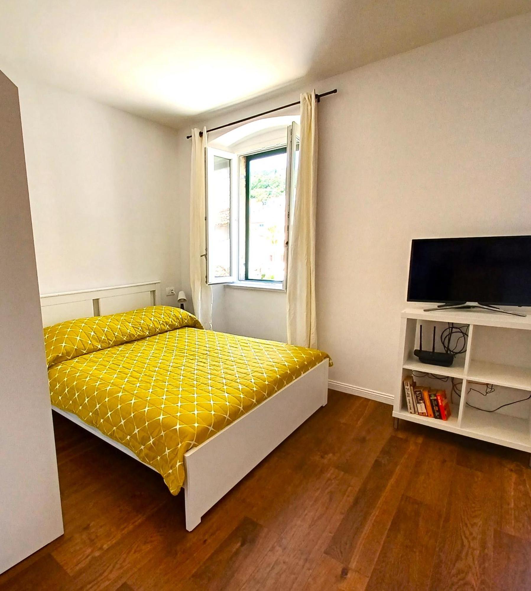 Apartment Lilly With Amazing City View Хвар Екстериор снимка